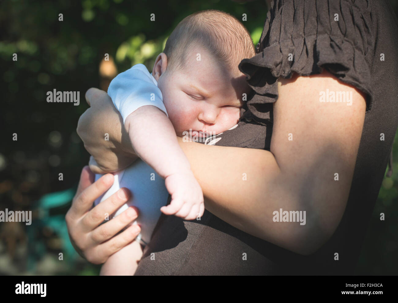 Baby in den Armen seiner Mutter. Nahaufnahme Stockfoto