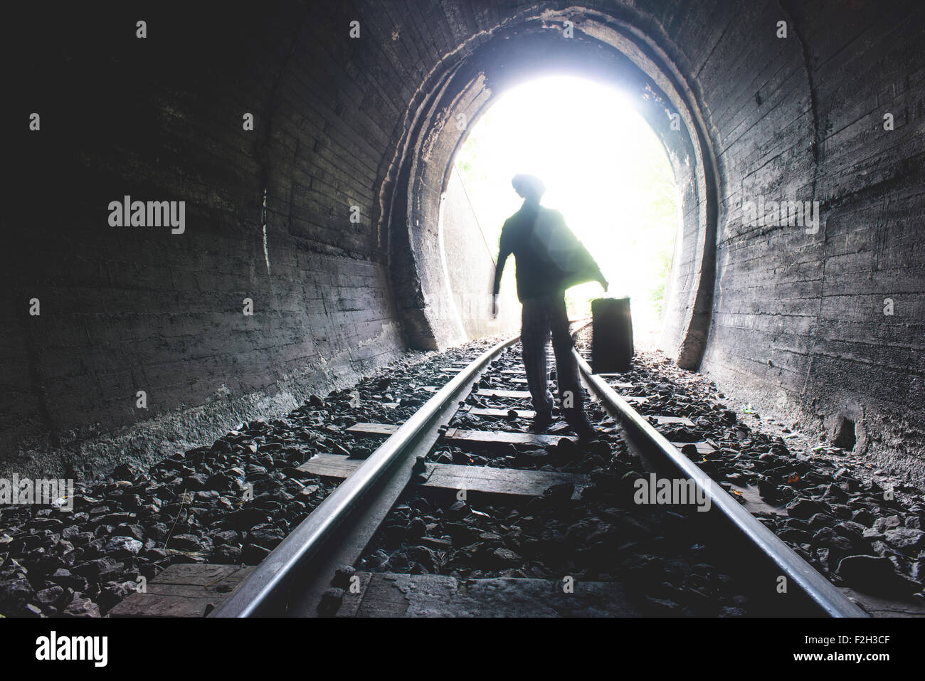 Kind zu Fuß im Eisenbahntunnel. Vintage-Kleidung Stockfoto