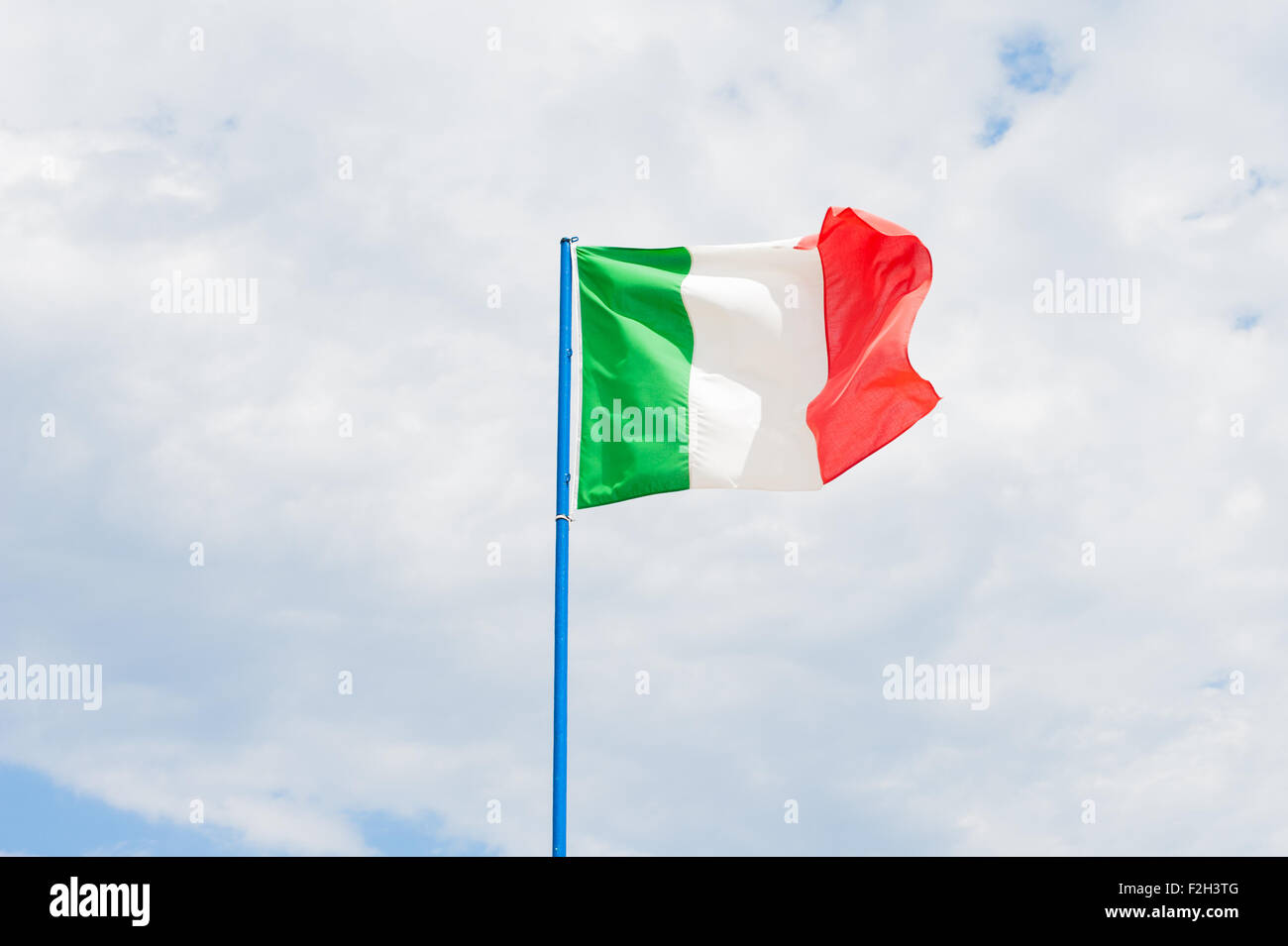 Italienische Flagge in bewölkter Himmel mit Textfreiraum Stockfoto