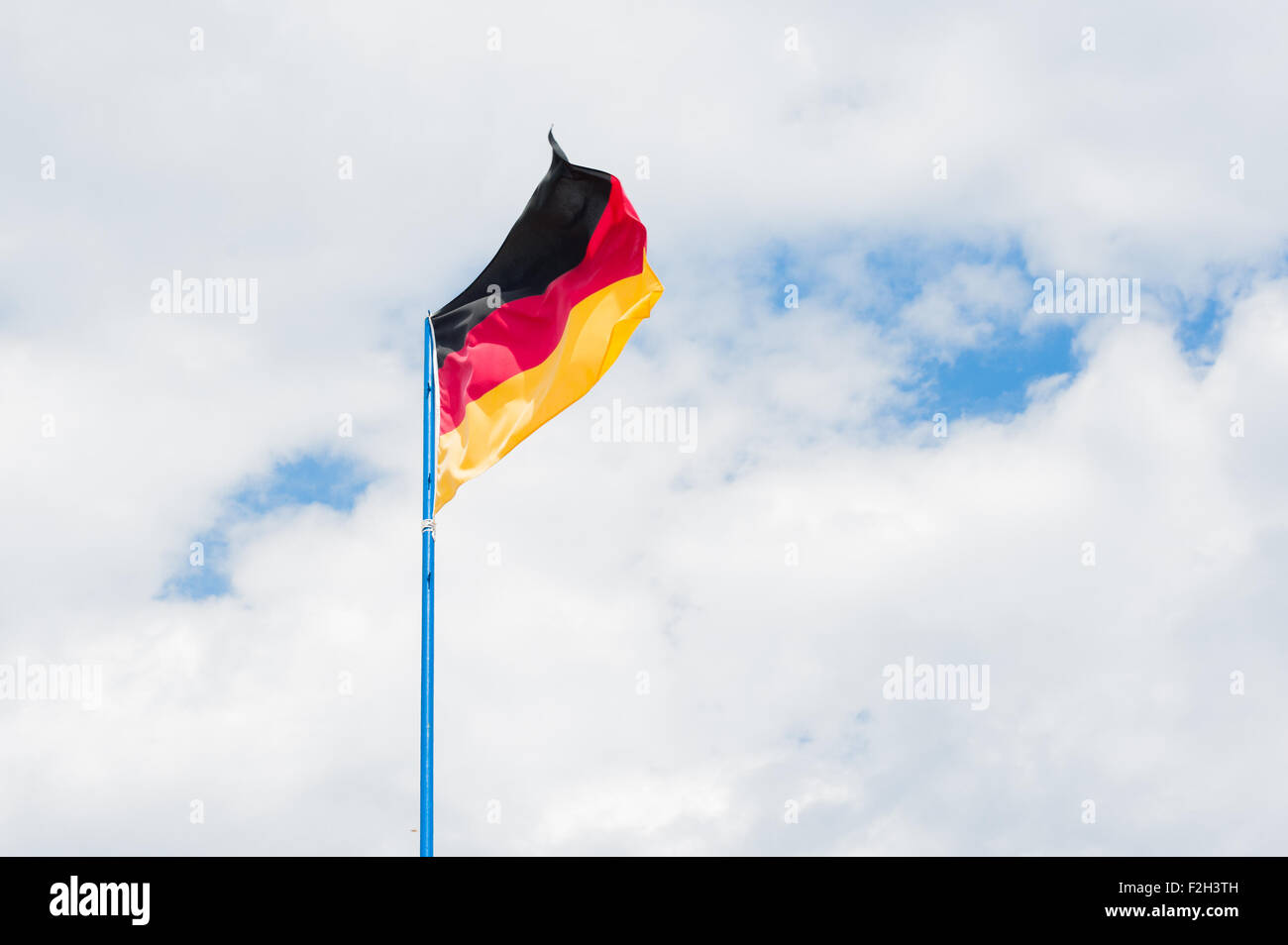 Deutsche Flagge in bewölkter Himmel mit Textfreiraum Stockfoto