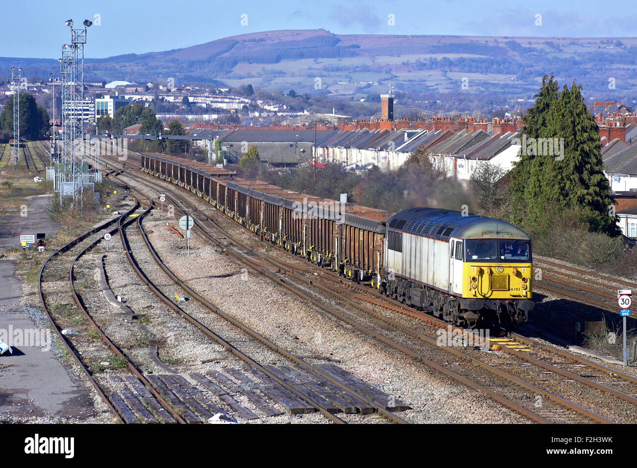 DCR 56103 leitet durch East Usk Hof, Newport mit 6Z35 11:34 Cardiff Tidal - Stockton Thompson leer Schrott auf 17.02.15. Stockfoto