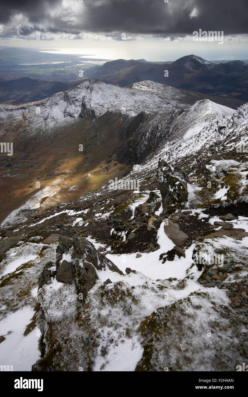 Blick vom Schnee bedeckten Gipfel des Snowdon in Snowdonia-Nationalpark, Wales, UK Stockfoto