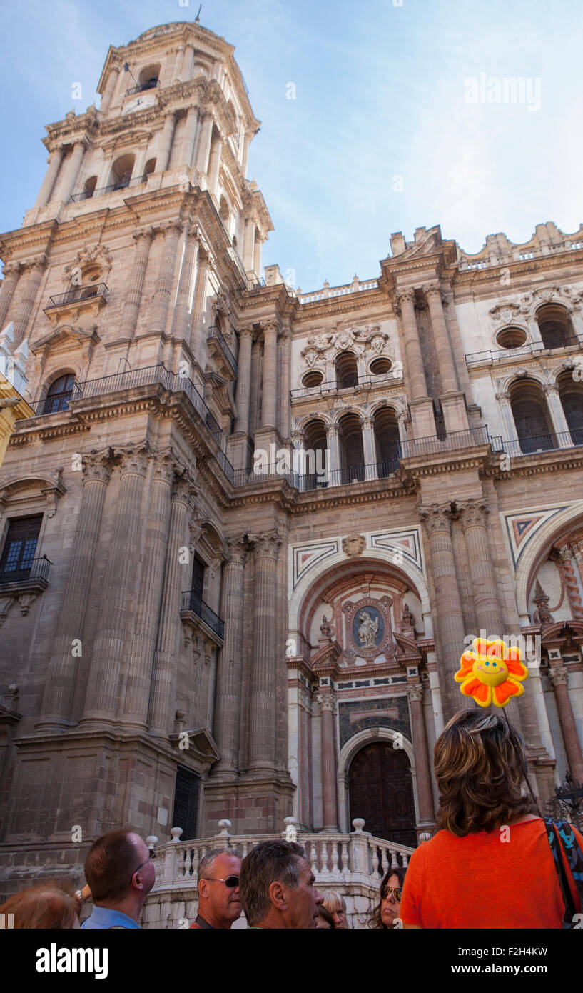 MALAGA, Spanien - 10 September: Gruppe von Touristen sehen die Kathedrale von Malaga-Turm, einer der bekanntesten Tourismus-Attraktion in der Cit Stockfoto