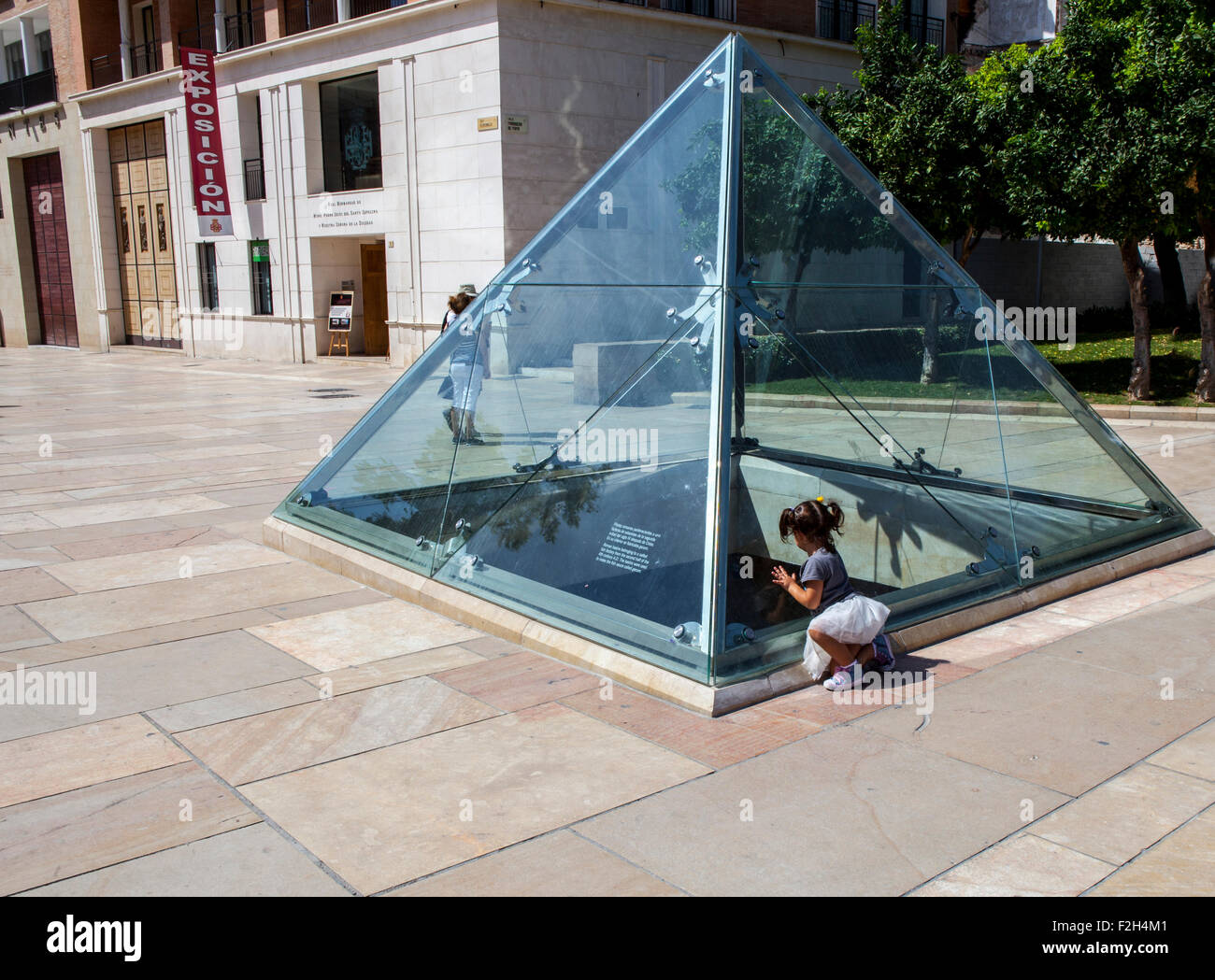 MALAGA, Spanien - SEPT 10: Drei Jahre altes Mädchen beobachten römische Ruinen durch die Glaspyramide des Alcazaba St. 10. September 2015 Stockfoto