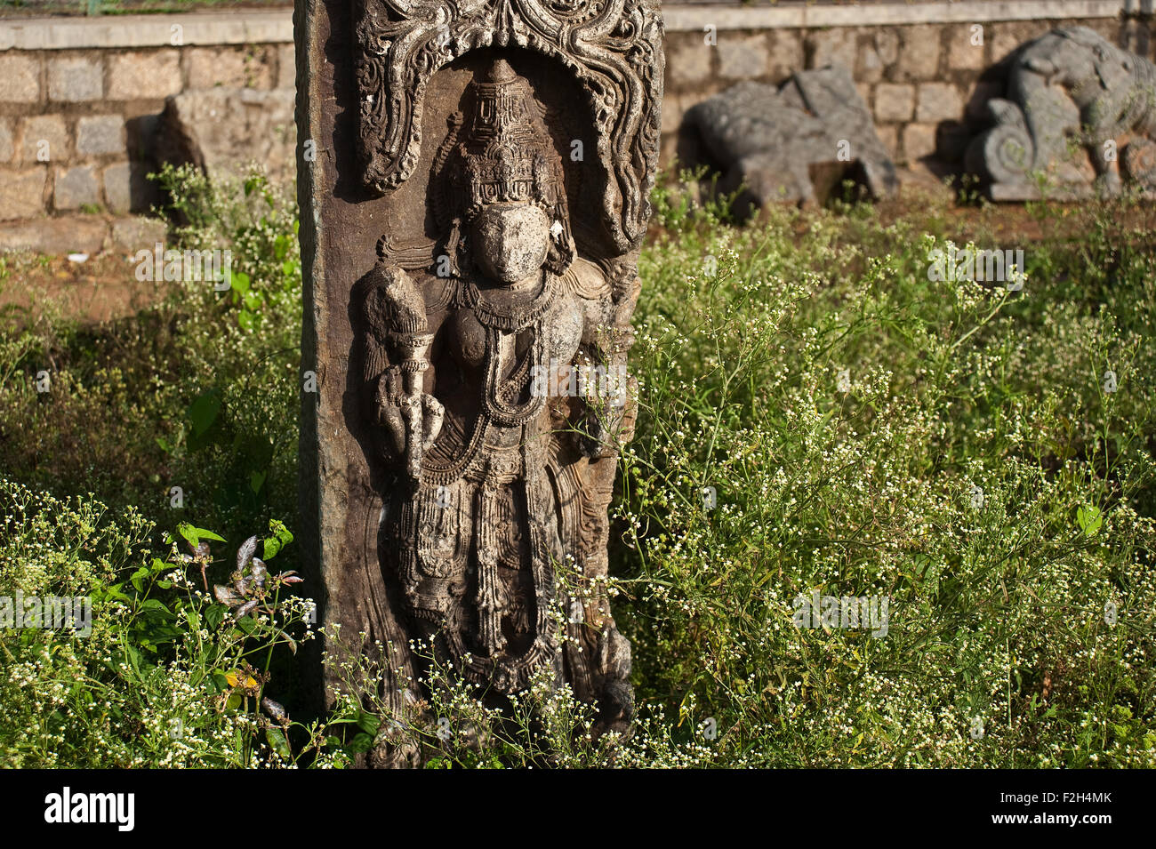 Skulptur in der Nähe der Hoysaleswara Tempel (Indien) Stockfoto