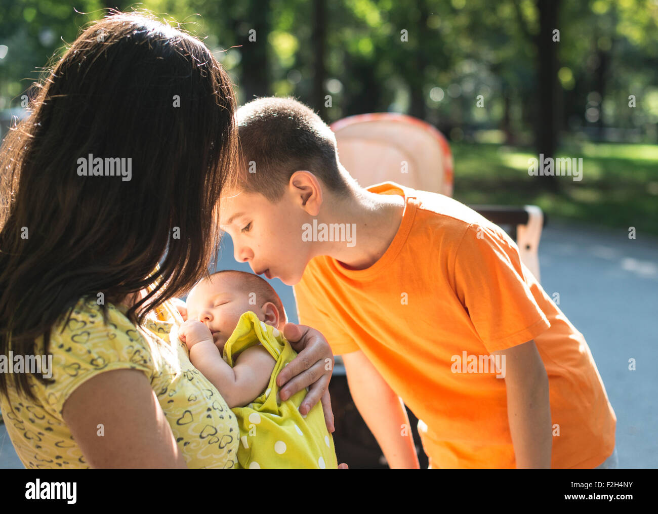 Frauen, Bruder und Baby in einem Park. Kind küssen baby Stockfoto
