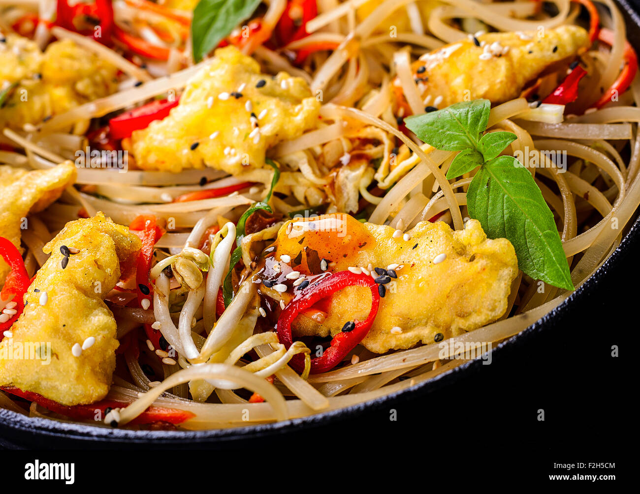 Huhn-Scheibe im Teig mit Reis Nudeln thai-food Stockfoto