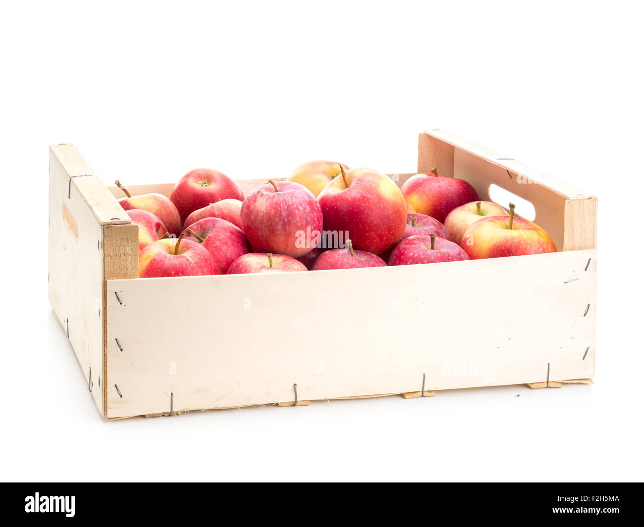 Hölzerne Kiste voller frisch und saftig geschossen rote Äpfel auf weißem Hintergrund Stockfoto