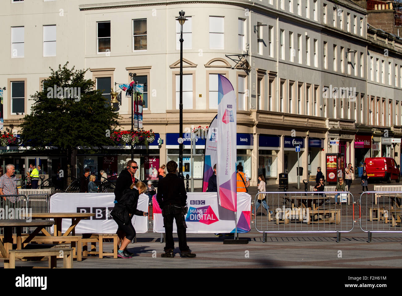 Dundee, Tayside, Scotland, UK, 19. September 2015. Kundenansturm am Eröffnungstag des The BBC "Make It Digital" Wochenende Showcase in Dundee City Square heute 19. September und morgen 20. September. Öffnungszeiten liegen zwischen 1000-1700 am Samstag und am Sonntag 1100-1700. "BBC Weather" die Variablen in der Jet-Stream gefunden verwendet, um Besucher zu den Grundlagen der Programmierung einführen. "Doctor Who" bietet die Möglichkeit, sich mit Codierung durch Programmierung des Doktors Erzfeind, der Daleks auseinanderzusetzen. © Dundee Photographics / Alamy Live News. Stockfoto