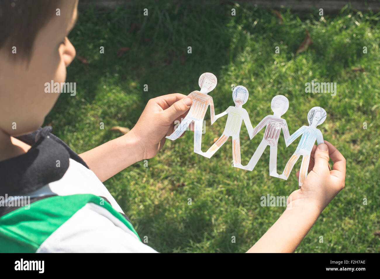 Kind Halt Papier gemacht Leute zahlen. Bemalte Figuren. Stockfoto