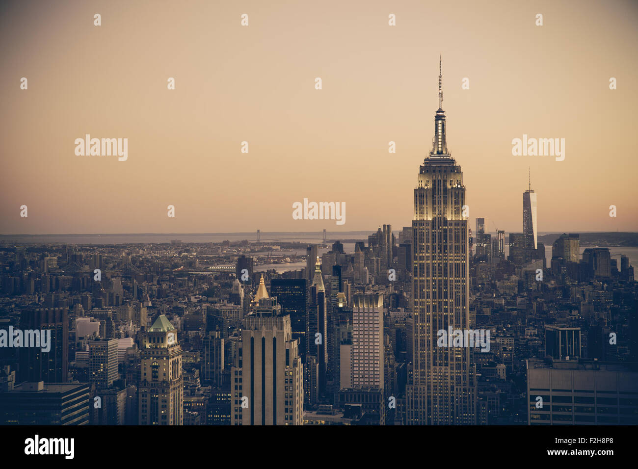 New York City Skyline von Gebäuden in der Abenddämmerung mit Retro-Ton-Filter-Effekt Stockfoto