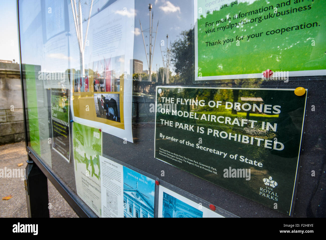 Ein Zeichen in das Royal Park von St. James Park Warnung gegen das Hissen der Drohnen und Modell Flugzeuge im Auftrag der Secretary Of State. London, UK Stockfoto