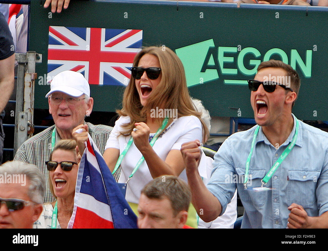 Kim Murray beobachten Mann Andy Muray im Davis Cup gegen Gilles Simon von Frankreich mit: Kim Murray, Kim Sears Where: London, Vereinigtes Königreich bei: 19. Juli 2015 Stockfoto