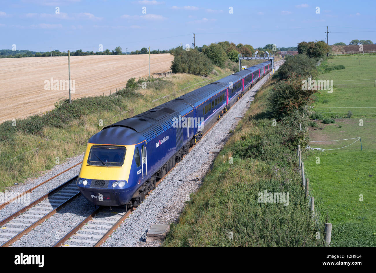 Erste große Western HST unter der Leitung von 43027 Geschwindigkeiten von Westen durch Bourton Nr Swindon auf der GWML mit 1B37 1315 London Paddington zu C Stockfoto