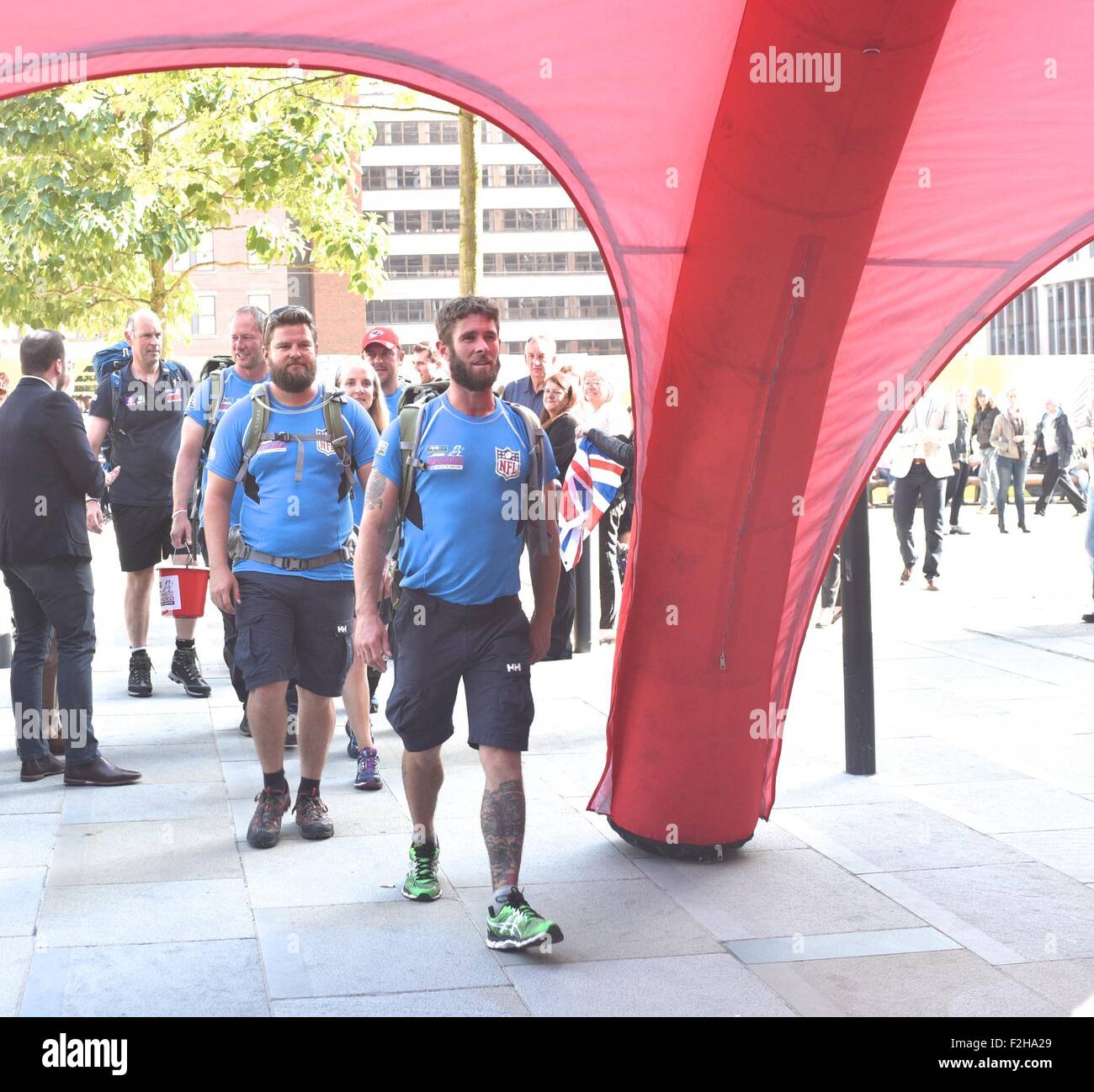 Manchester, UK 19. September 2015 kommt The Walk of Britain, Wandern mit die Verwundeten von 4 Briten und 2 Verletzte US-Veteranen in Manchester heute. Das Team gehen 1.000 Meilen quer durch Großbritannien begann in Schottland am 22. August und endet am 1. November vor Buckingham Palast. Ziel ist es, Geld aufzutreiben, um Veteranen mit körperlichen, geistigen oder sozialen Verletzungen unterstützen.  Wandern mit dem Verwundeten Manchester, UK-Kredit: John Fryer/Alamy Live-Nachrichten Stockfoto