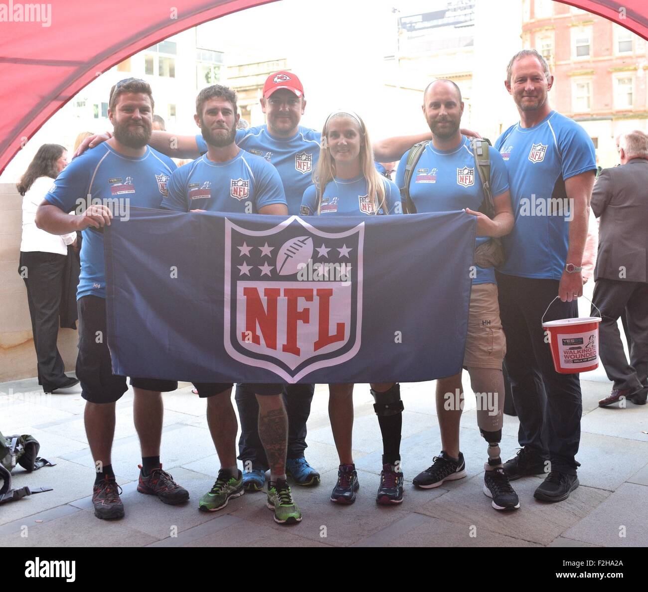 Manchester, UK 19. September 2015 kommt The Walk of Britain, Wandern mit die Verwundeten von 4 Briten und 2 Verletzte US-Veteranen in Manchester heute. Das Team gehen 1.000 Meilen quer durch Großbritannien begann in Schottland am 22. August und endet am 1. November vor Buckingham Palast. Ziel ist es, Geld aufzutreiben, um Veteranen mit körperlichen, geistigen oder sozialen Verletzungen unterstützen.  Wandern mit dem Verwundeten Manchester, UK-Kredit: John Fryer/Alamy Live-Nachrichten Stockfoto