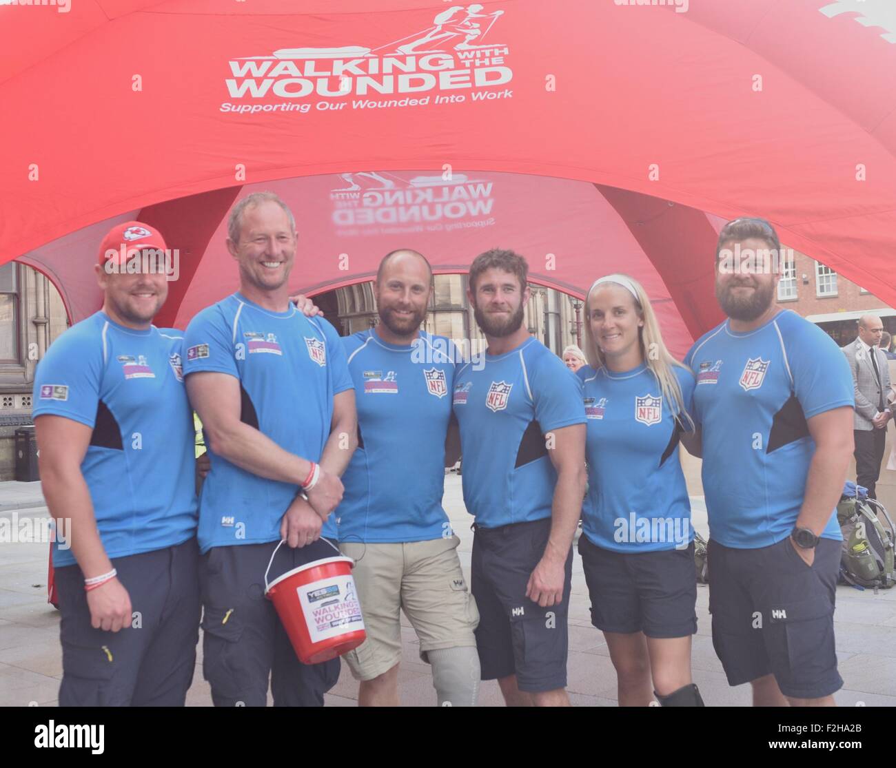 Manchester, UK 19. September 2015 kommt The Walk of Britain, Wandern mit die Verwundeten von 4 Briten und 2 Verletzte US-Veteranen in Manchester heute. Das Team gehen 1.000 Meilen quer durch Großbritannien begann in Schottland am 22. August und endet am 1. November vor Buckingham Palast. Ziel ist es, Geld aufzutreiben, um Veteranen mit körperlichen, geistigen oder sozialen Verletzungen unterstützen.  Wandern mit dem Verwundeten Manchester, UK-Kredit: John Fryer/Alamy Live-Nachrichten Stockfoto