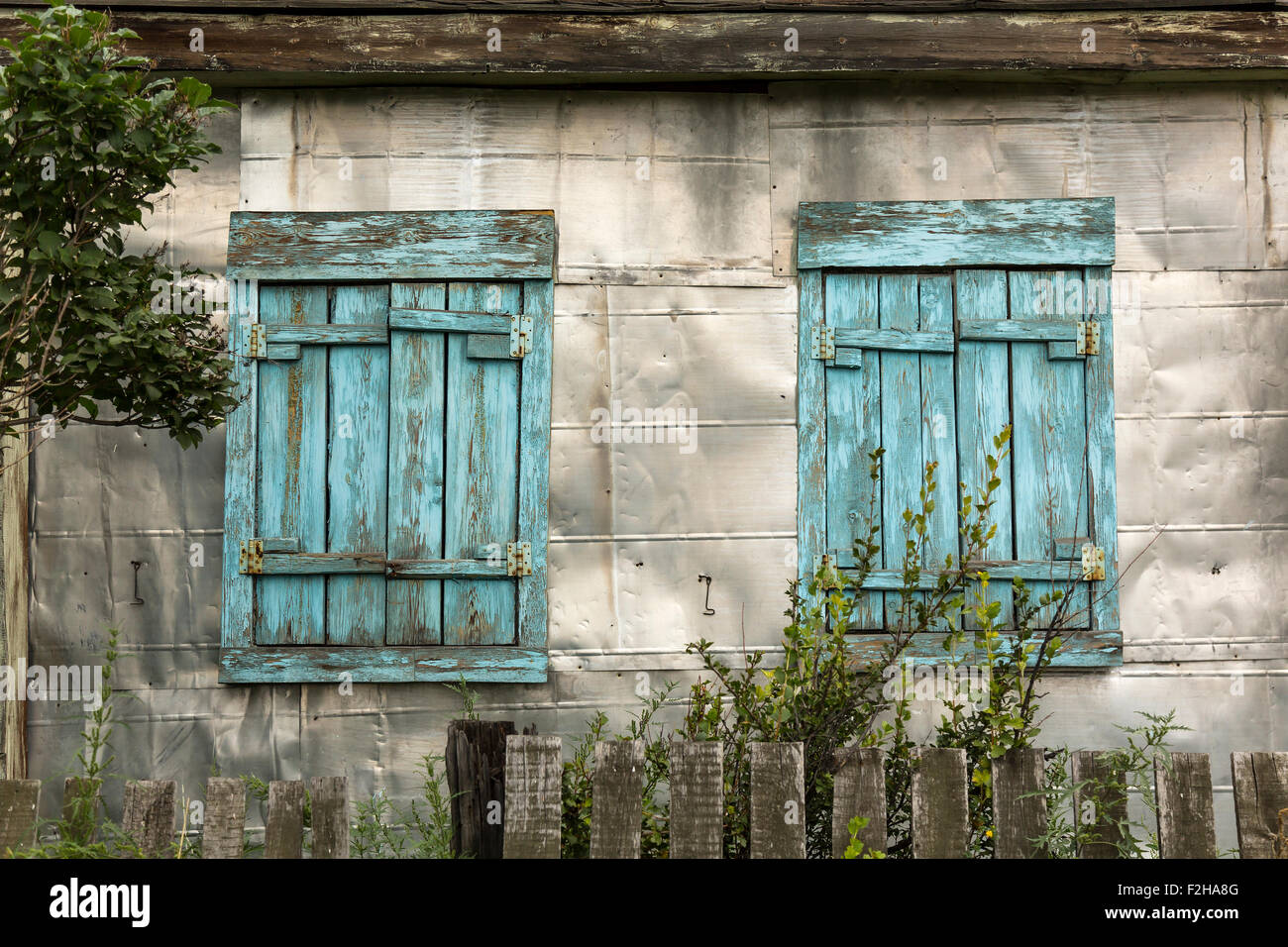 Zinn-Haus mit Holzfenster Stockfoto