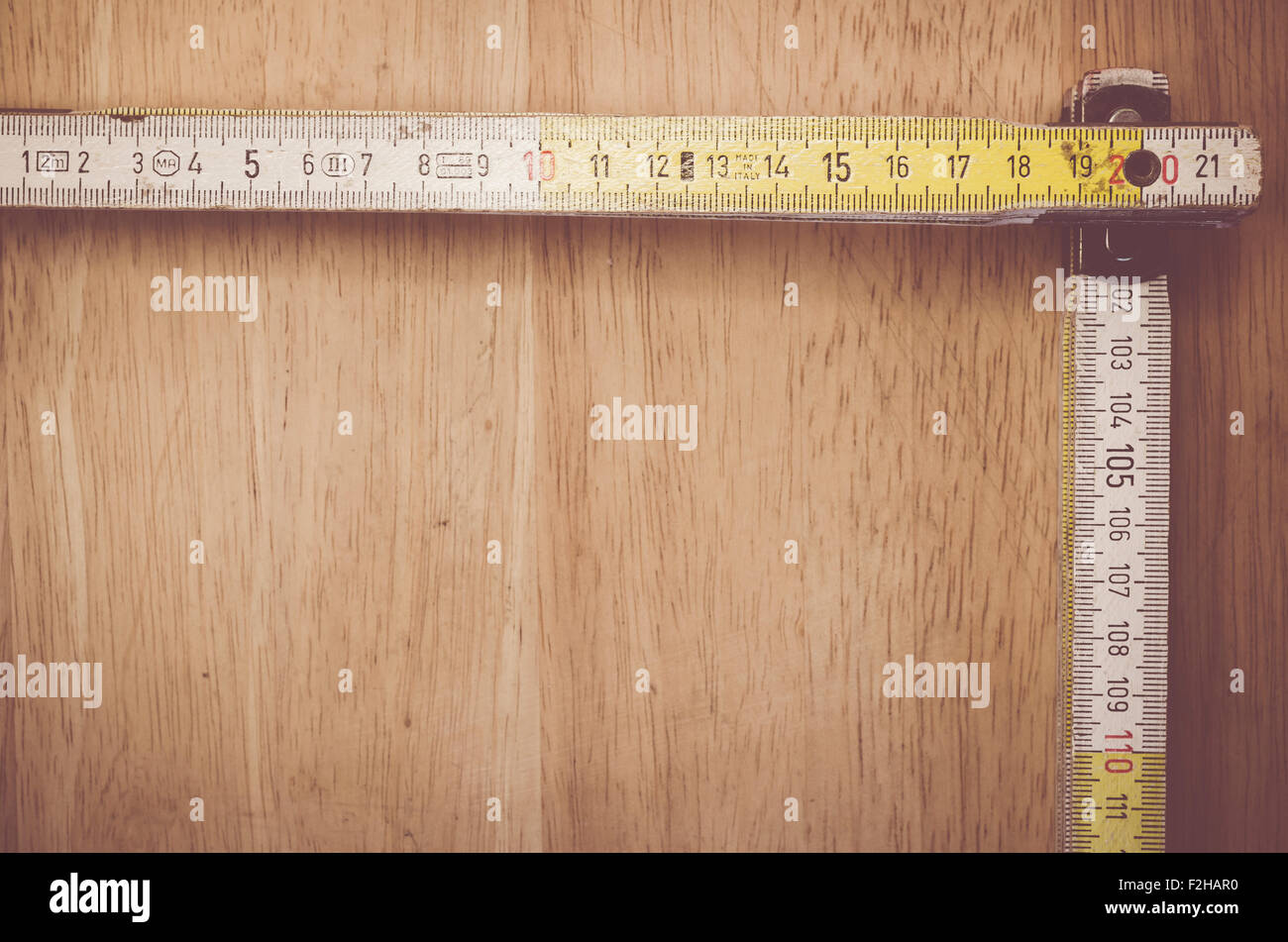 Öffnen Sie Holz Maßstab auf eine natürliche Holzoberfläche - Werkzeuge Hintergrund mit Textfreiraum Stockfoto