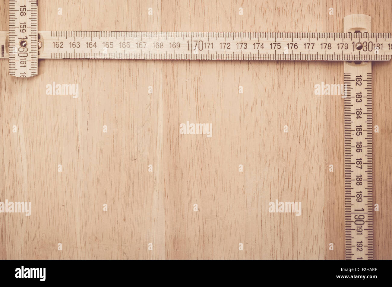 Öffnen Sie Holz Maßstab auf eine natürliche Holzoberfläche - Werkzeuge Hintergrund mit Textfreiraum Stockfoto