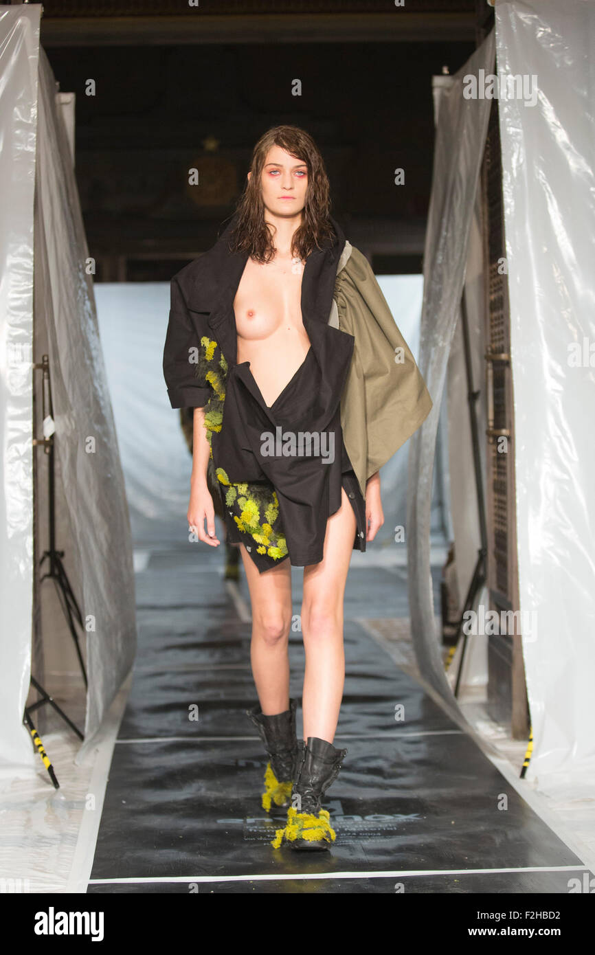 London, UK. 19. September 2015. Modenschau von Designer James Kelly bei Fashion Scout während der London Fashion Week. Die Designs sind mit Moos und feine Federn. Bildnachweis: Lebendige Bilder/Alamy Live-Nachrichten Stockfoto