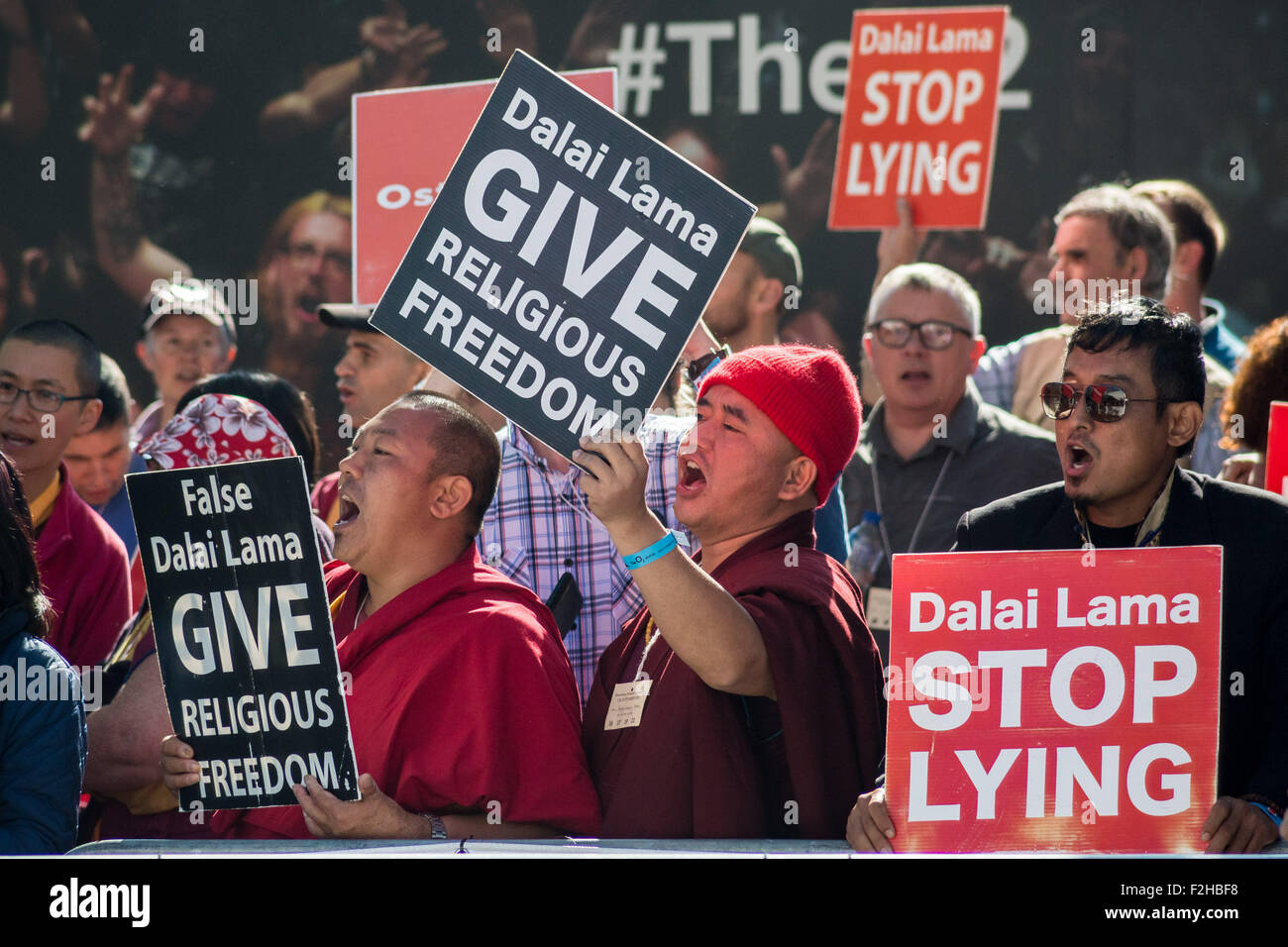 London, UK. 19. September 2015. Mitglieder der Shugden Gemeinschaft protest außerhalb der O2-Arena beschuldigen den Dalai Lama versteckt die Menschenrechtsverletzungen und die unethisch Verfolgung der Shugden Buddhisten Credit: Guy Corbishley/Alamy Live News Stockfoto