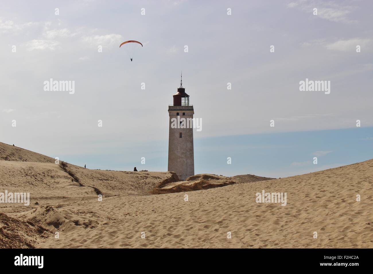 Leuchtturm in Dänemark, Skandinavien, Europa, mit Gleitschirm. Rubjerg Knude Fyr in Nordjütland, inmitten einer riesigen Verschiebung Düne. Stockfoto