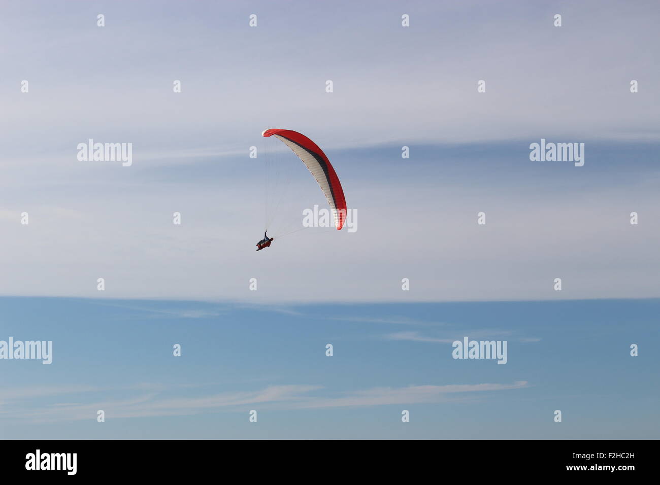 Paragliding auf der Küste von Dänemark, Skandinavien, Europa. Nordjütland. Stockfoto