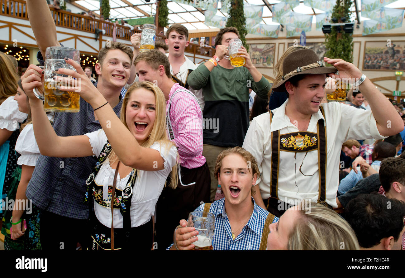 München, Deutschland. 19. Sep, 2015. Besucher posieren mit ihren Bierkrüge auf dem 182. Oktoberfest in München, 19. September 2015. Die weltweit größte Bier-Festival, 4. Oktober 2015 abgeschlossen wird, wird voraussichtlich rund 6 Millionen Besucher aus aller Welt in diesem Jahr gewinnen. Foto: SVEN HOPPE/Dpa/Alamy Live News Stockfoto