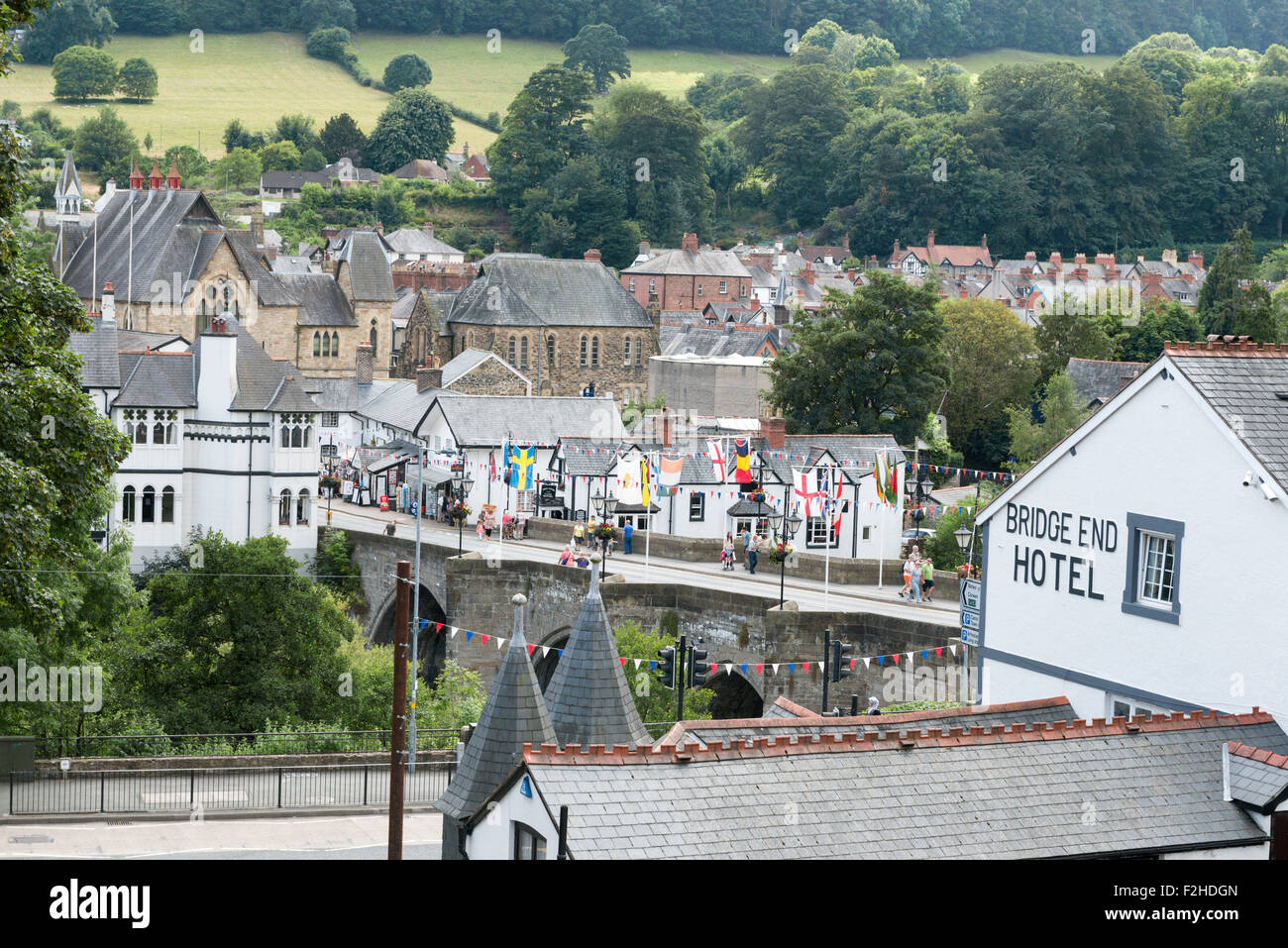Menschen, die über die Brücke in der Stadt von Llangollen, wie gesehen von einer erhöhten Position, UK Stockfoto