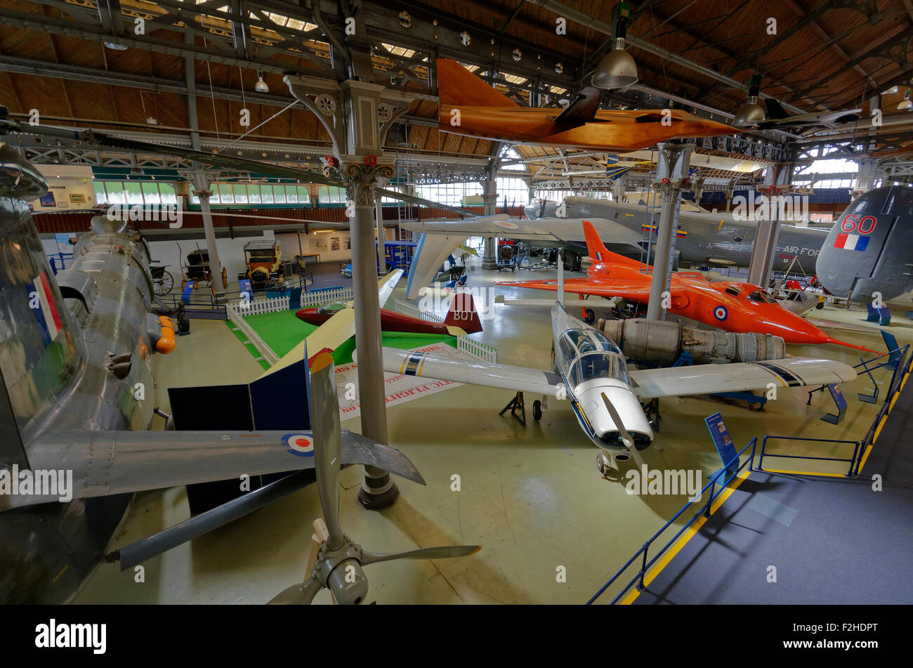 Innenraum des ehemaligen Manchester Air and Space Museum, das Teil des Museum of Science and Industry, Manchester, England war. Stockfoto
