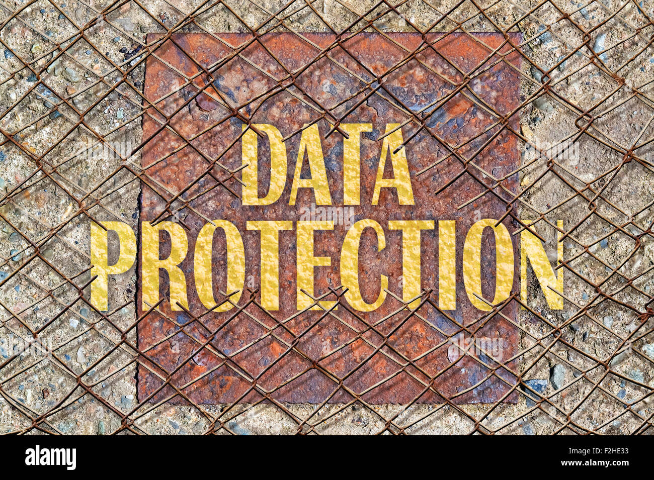 Text-Datenschutz in goldener Farbe unter einem gebrochenen Drahtzaun Stockfoto