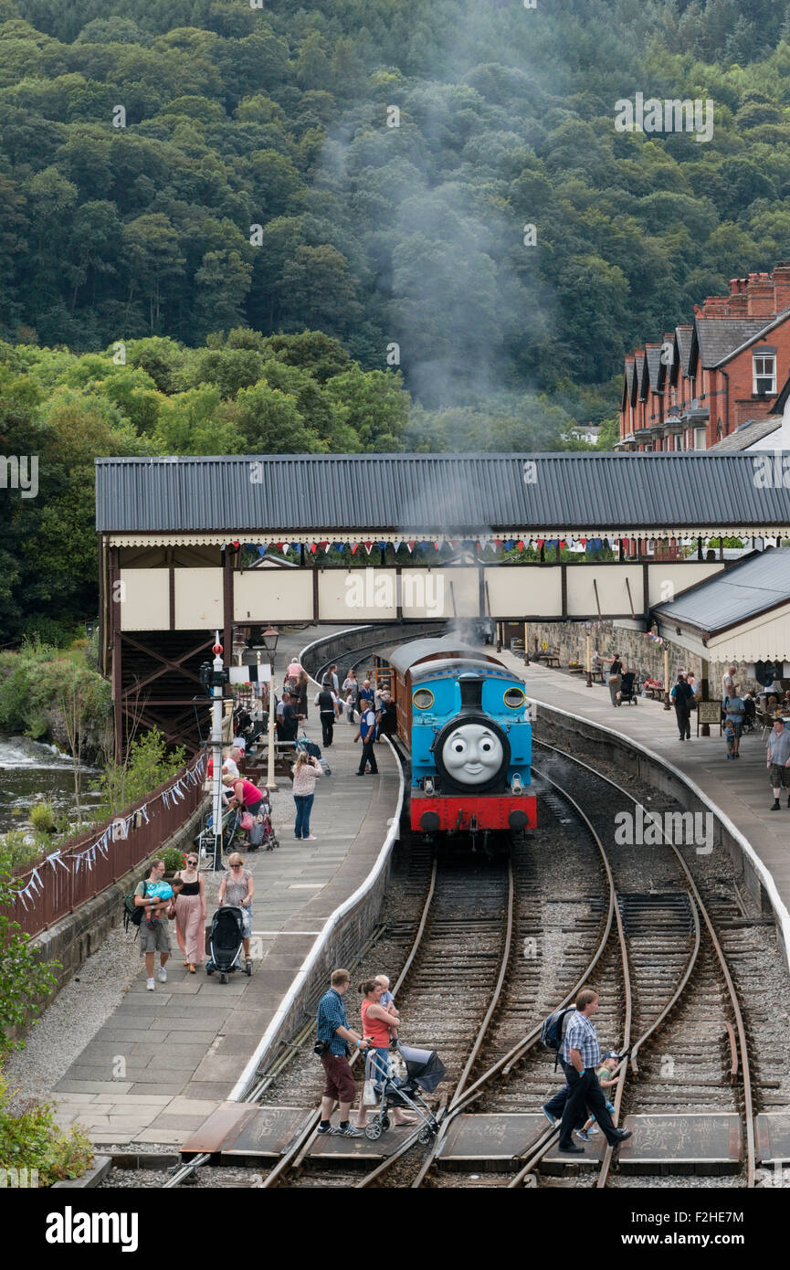 Dampfzug Thomas die kleine Lokomotive am Bahnhof von Llangollen tagsüber eine Sonderveranstaltung mit Menschen auf der Plattform, UK Stockfoto