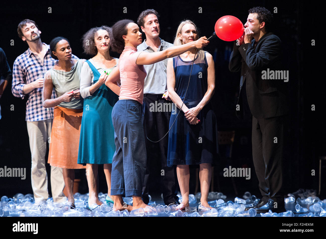 Wuppertal, Deutschland. 17. Sep, 2015. Von Pina Bausch Compagnie Tänzer auf der Bühne während der Generalprobe des Theaterstücks "etwas noch von oben gesehen" an der Oper in Wuppertal, Deutschland, 17. September 2015. Dies ist das erste Mal das Unternehmen seit dem Tod von deutsche Tänzerin und Choreografin Pina Bausch neue Stücke vor sechs Jahren abschneidet. Foto: Marius Becker/Dpa/Alamy Live News Stockfoto