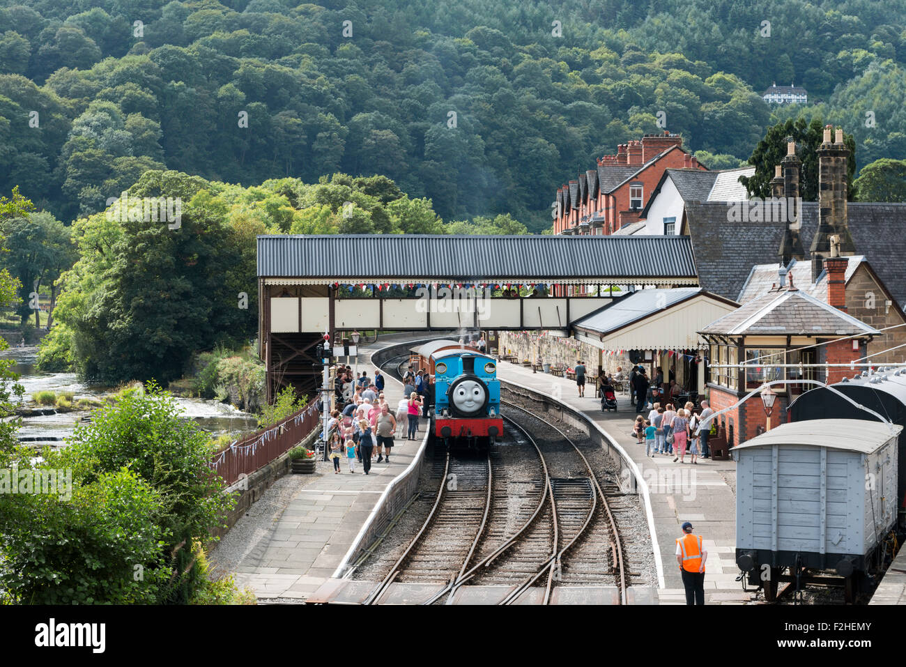 Dampfzug Thomas die kleine Lokomotive am Bahnhof von Llangollen tagsüber eine Sonderveranstaltung mit Menschen auf der Plattform, UK Stockfoto