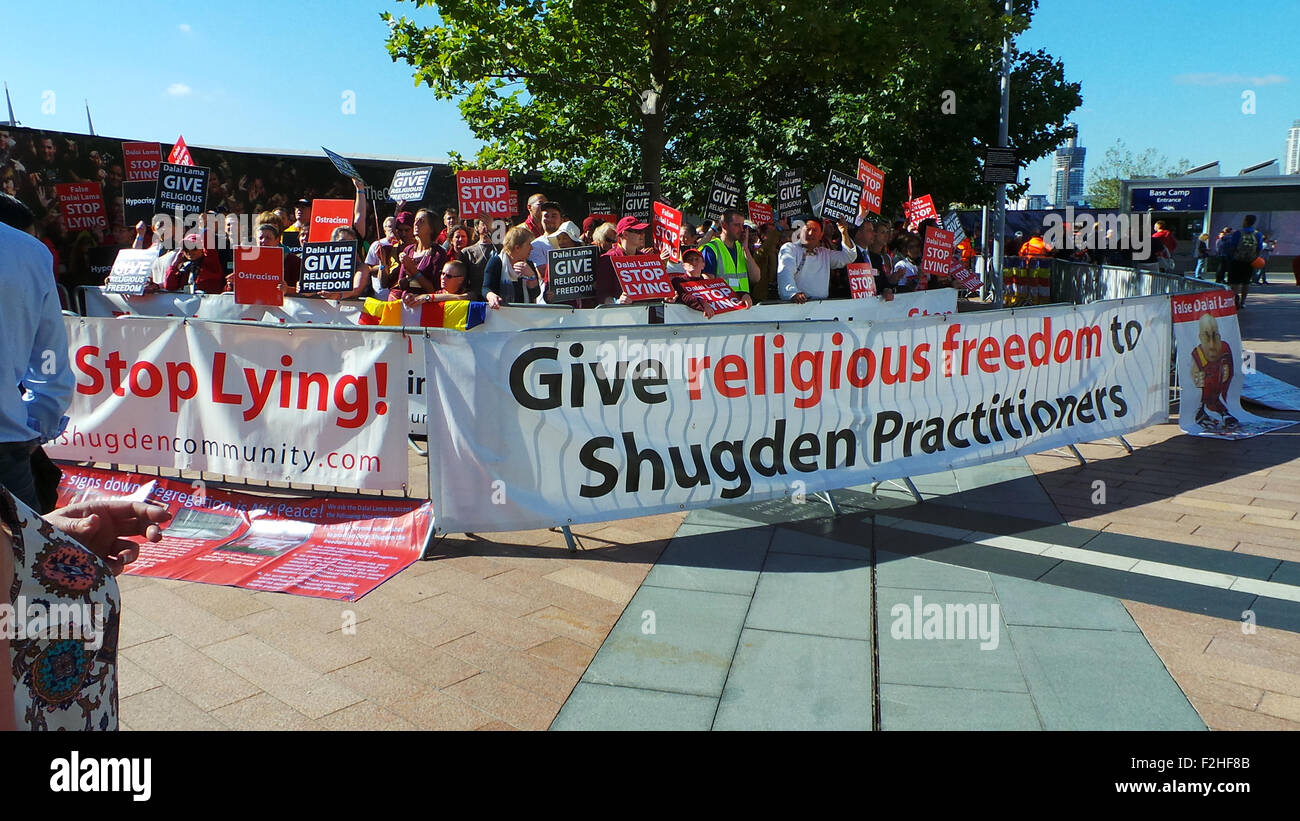 Dalai Lama Protest. Menschenmassen in London Protest gegen den Dalai Lama für religiöse Freiheit außerhalb der O2-Arena vor seiner Show. Stockfoto