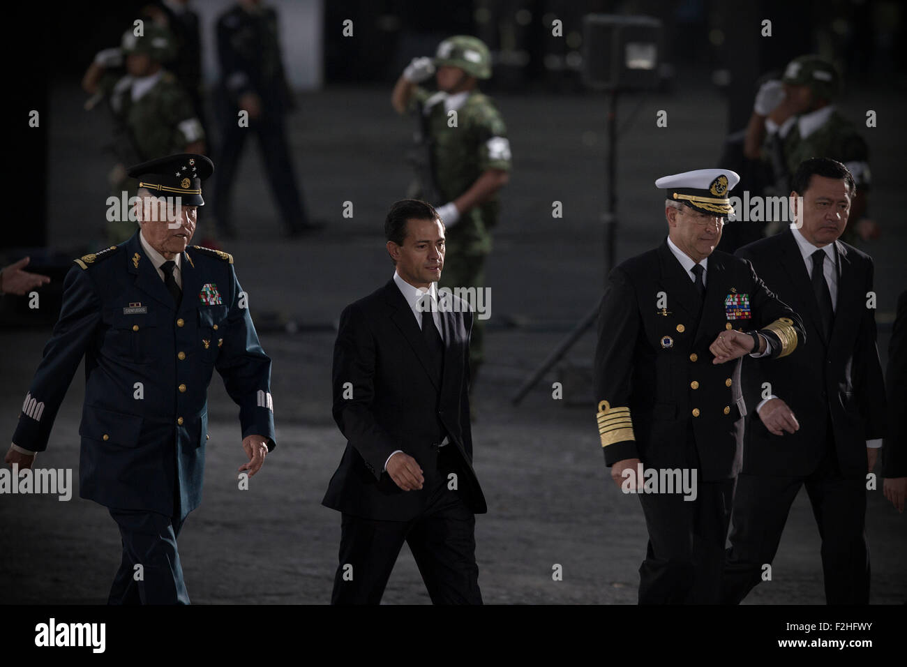 (150919) - Mexiko-Stadt, 19. September 2015 (Xinhua)--Mexikos Präsident Enrique Pena Nieto (2., L), besucht die Nationalflagge auf Halbmast Anhebung Zeremonie zum Gedenken für den 30. Jahrestag des Erdbebens von 1985 in Mexiko-Stadt, Hauptstadt von Mexiko, am 19. September 2015. Ein wenig Vergangenheit 7 Uhr morgens am 19. September 1985, einem mächtigen Erdbeben der Stärke 8,1 auf Mexikos Hauptstadt, Nivellierung Hochhäuser und mehr als 6.000 Menschen getötet. (Xinhua/Alejandro Ayala) (jg) (vf) Stockfoto