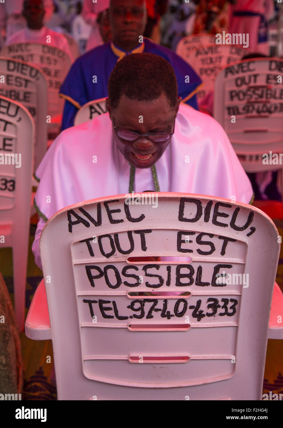 Benin, Westafrika, Ganvié, himmlische Kirche Christi Männer beten vor einem Stuhl mit "mit Gott alles ist möglich" Motto Stockfoto
