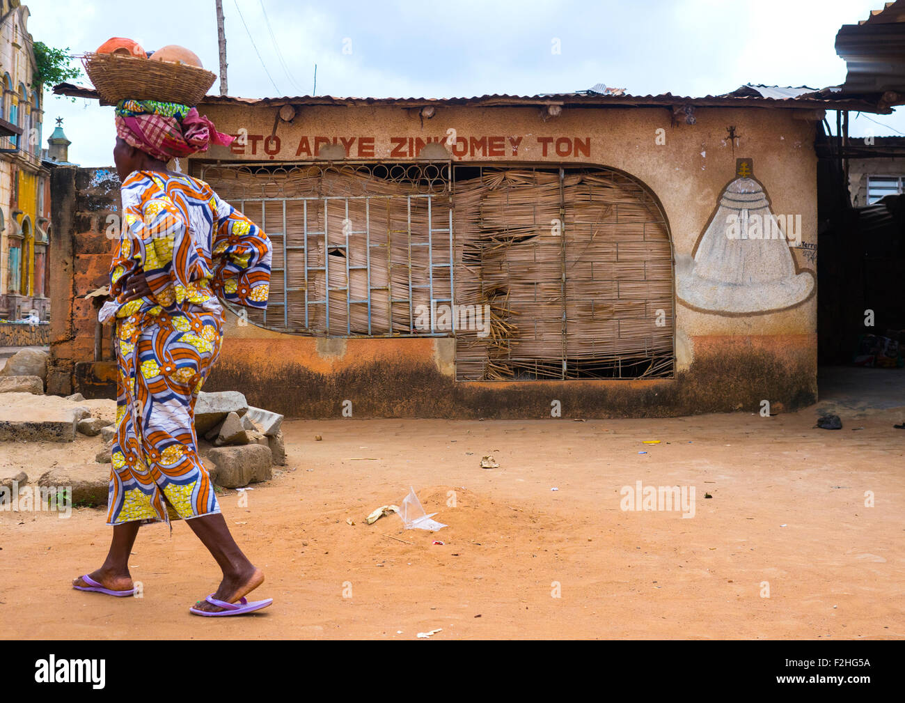 Benin, Westafrika, Porto-Novo, Frau vorbei an einem Voodoo-Tempel Stockfoto