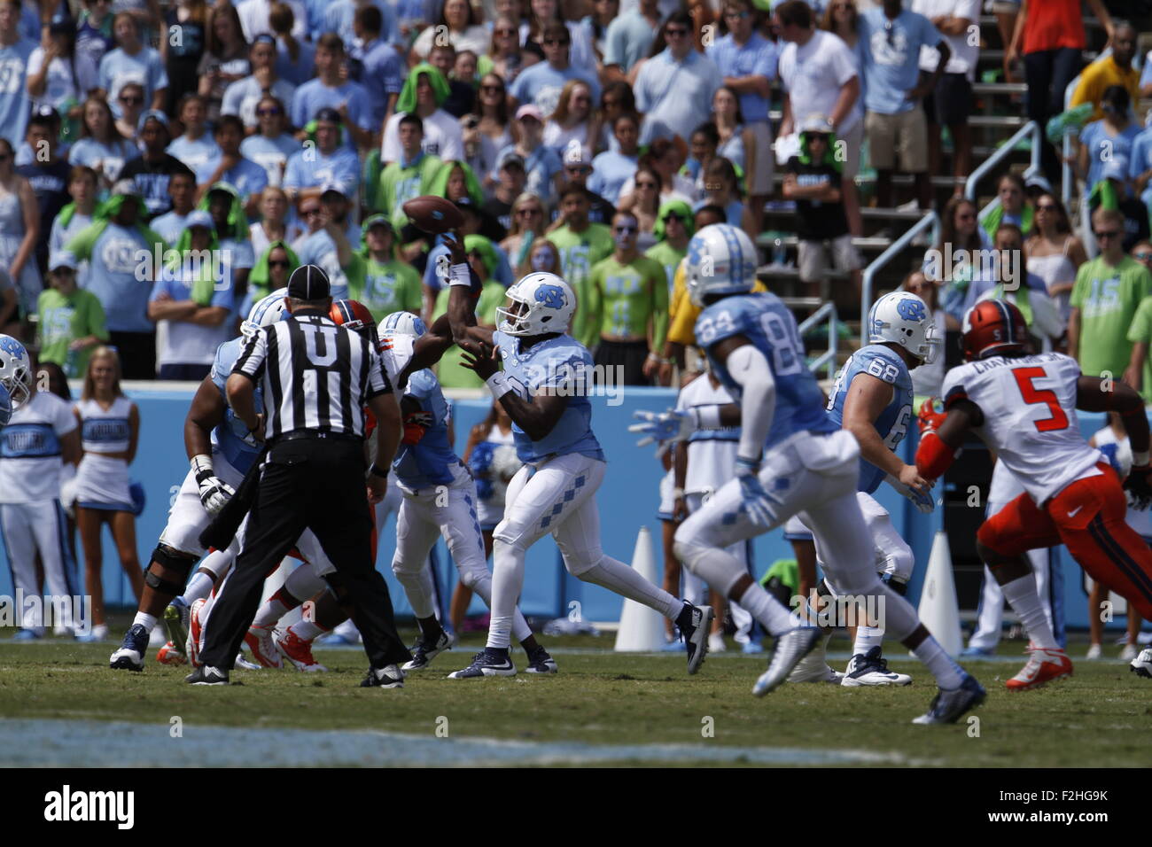 19. September 2015: Marquise Williams (12) von den North Carolina Tar Heels geht Upfeild in der NCAA Fußball Matchup zwischen der Fighting Illini of Illinois und der North Carolina Tarheels Kenan Memorial Stadium in Chapel Hill, NC. Scott Kinser/CSM Stockfoto