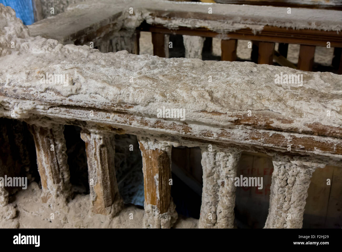 Salzkristallen bedeckt Holzkonstruktionen in den Salzminen Stockfoto