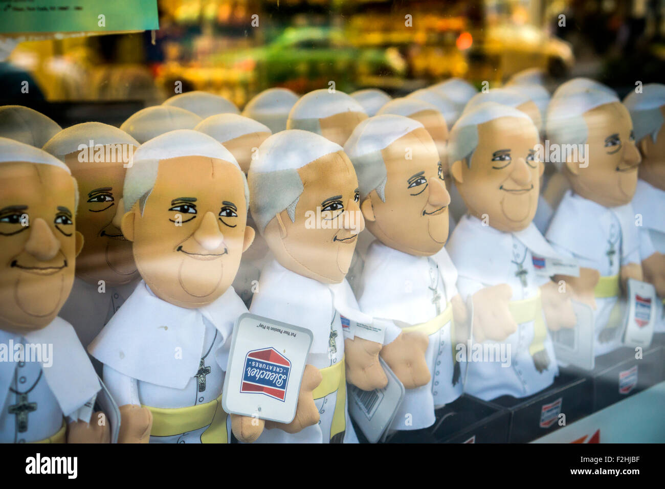 New York, USA. 19. September 2015. Puppen von Papst Francis im Fenster einen kleinen Supermarkt in der Nähe von Madison Square Garden in New York auf Samstag, 19. September 2015. Der Heilige Vater, Papst Francis New York als Teil seiner USA-Reise. Während in New York er auch Central Park besuchen wird, beten in der St. Patricks, Adresse der Vereinten Nationen und führen eine Masse im Madison Square Garden. Der Papst wird in den USA vom 22. September Besuch in Washington DC, New York und Philadelphia.  (© Richard B. Levine) Bildnachweis: Richard Levine/Alamy Live-Nachrichten Stockfoto