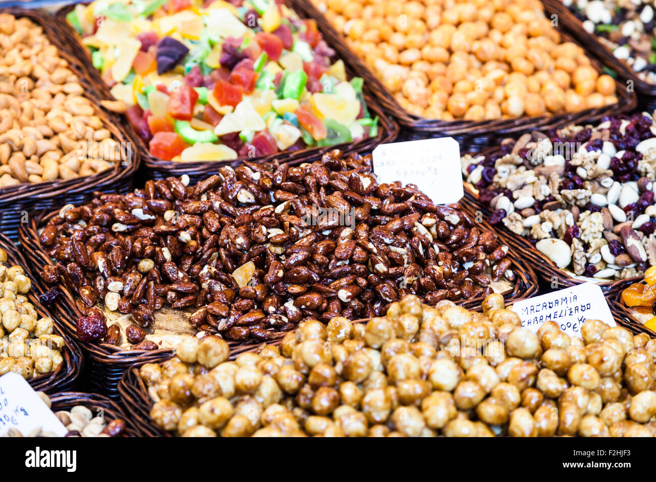 Innenraum einer geschäftigen Lebensmittelmarkt mit Details auf Erdnüsse und Mandeln Körbe Stockfoto