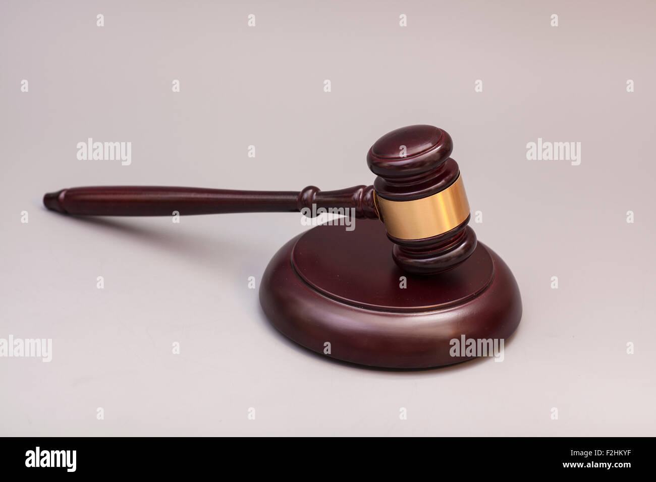 Holz Richterhammer und Resonanzboden auf grauem Hintergrund isoliert Stockfoto