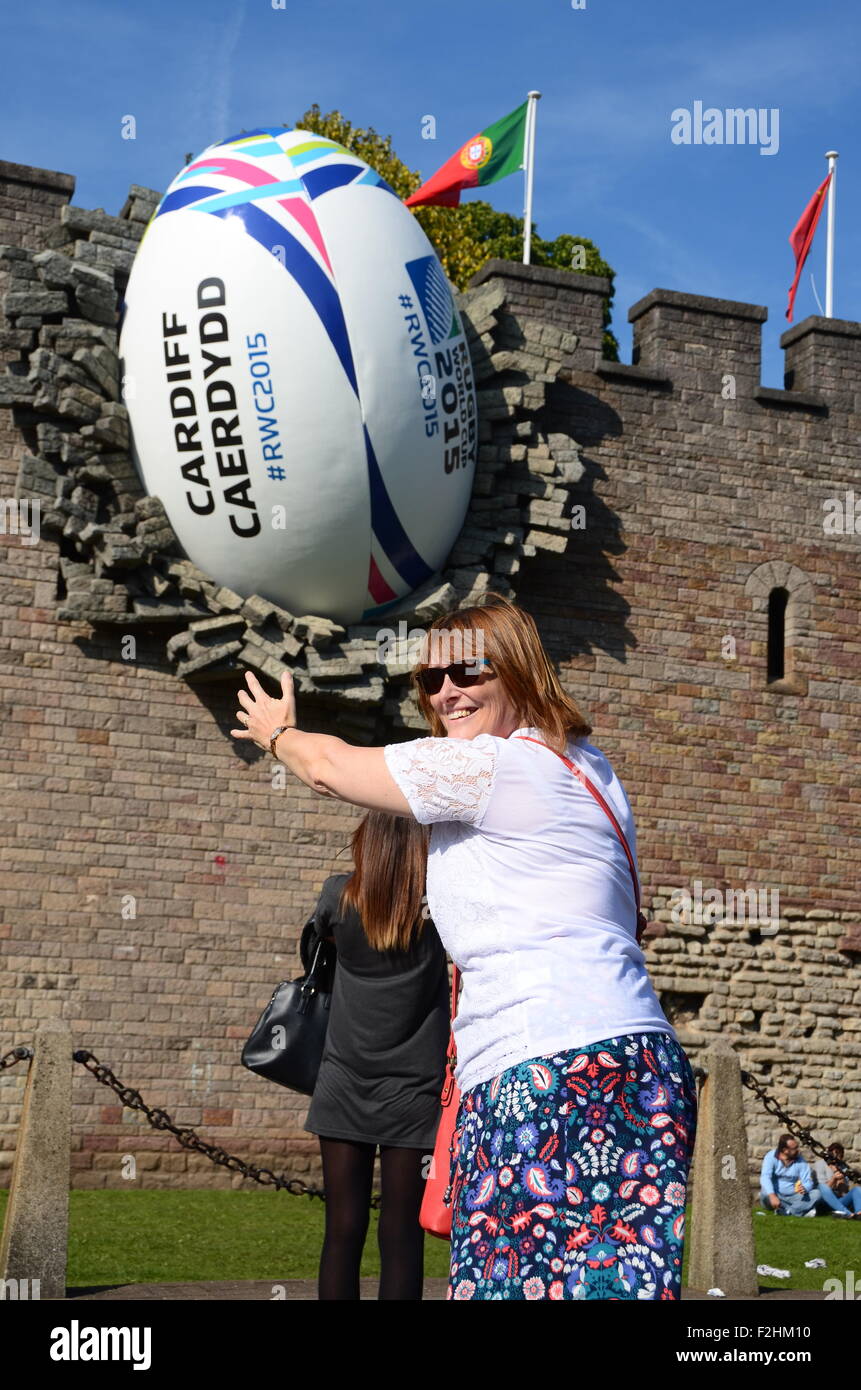 Cardiff Rugby Weltmeisterschaft 2015 Riesenkugel Schloss Wand Frau Fang Stockfoto