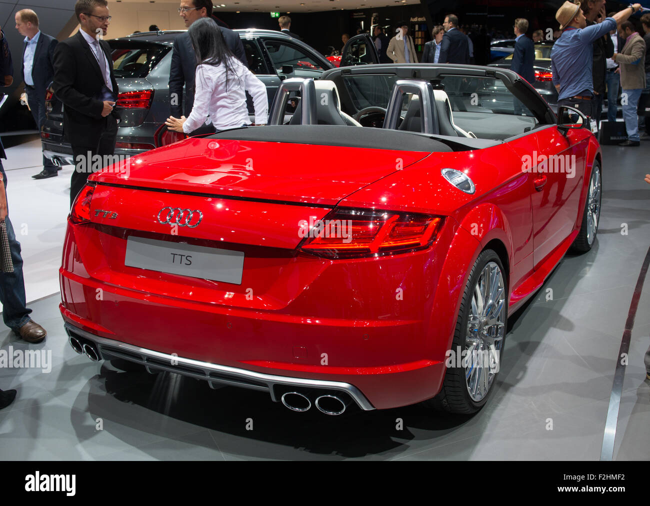 New Model Audi Tt Showroom Stockfotos und -bilder Kaufen - Alamy