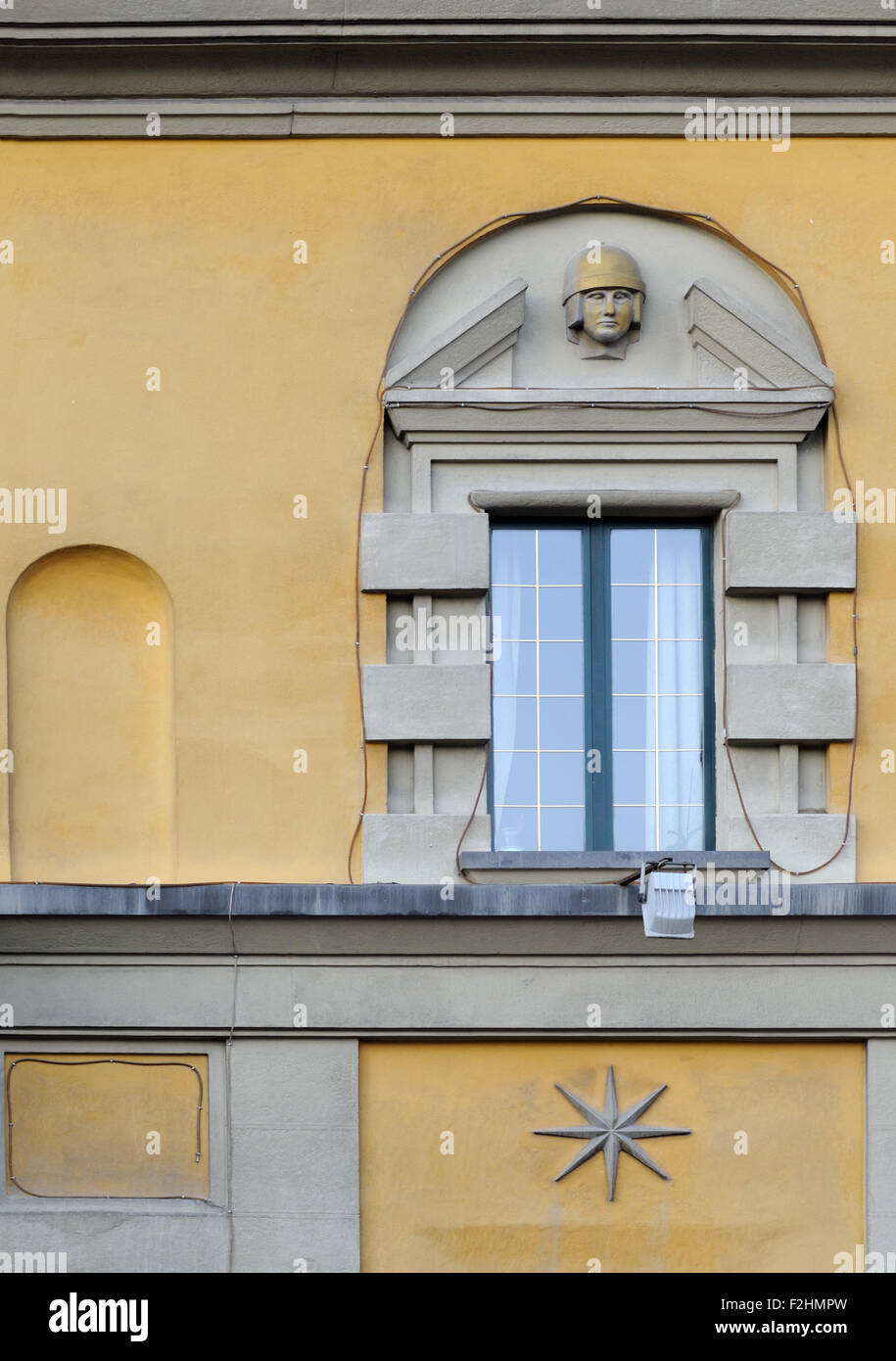 Architektonisches Detail eines Fensters mit einem gebrochenen Giebel in der orange und braun Ministerium Gebäude in der Umgebung Skanderbeg Square. Tirana, Albanien. Stockfoto