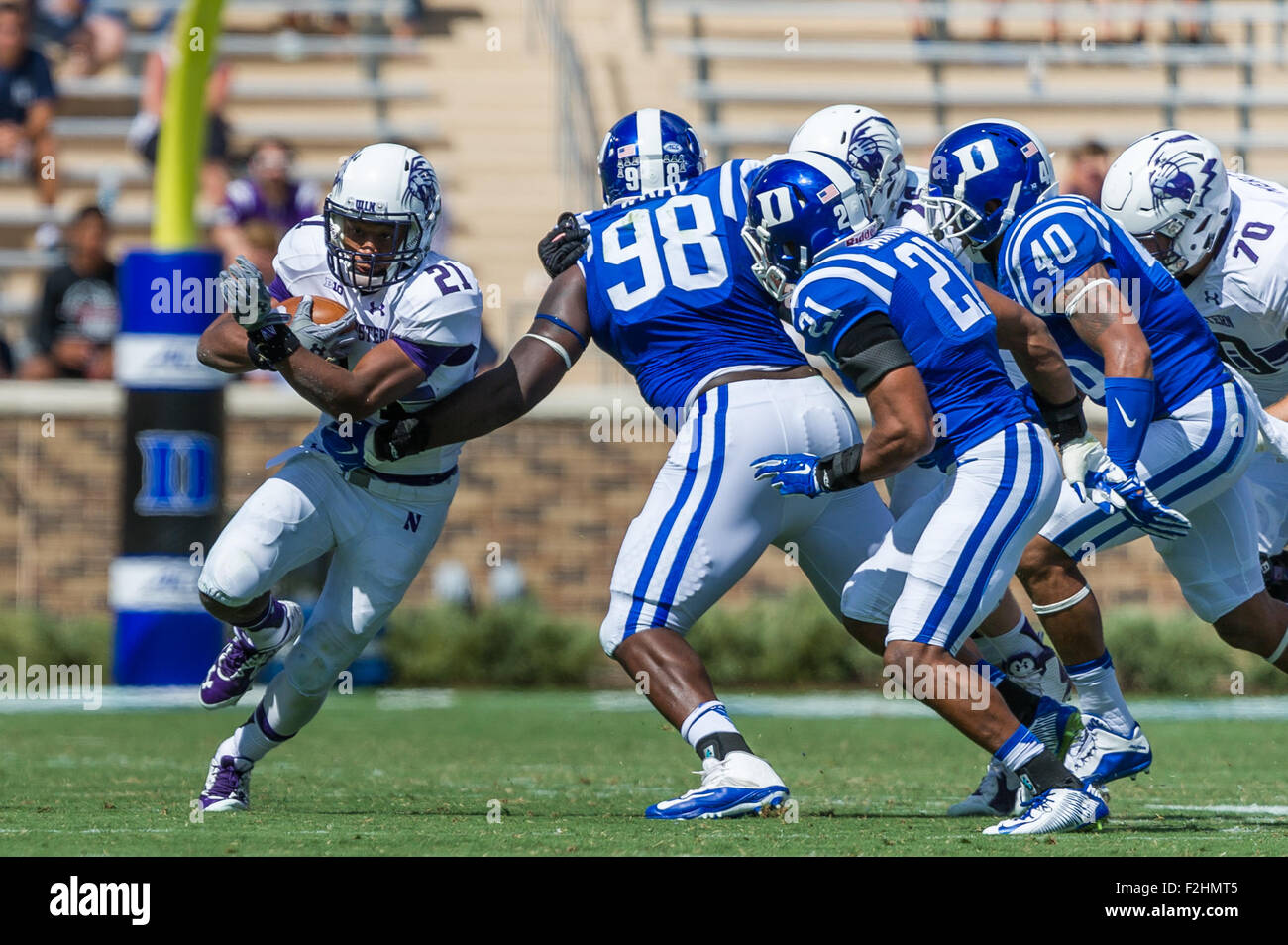 Durham, N.C., USA. 19. Sep, 2015. Justin Jackson #21 läuft der Ball gegen Duke. Die Northwestern Wildcats schlagen die Duke Blue Devils 19 - 10 im Wallace Wade Stadium in Durham, NC am Samstag. Reagan Lunn/CSM/Alamy Live-Nachrichten Stockfoto