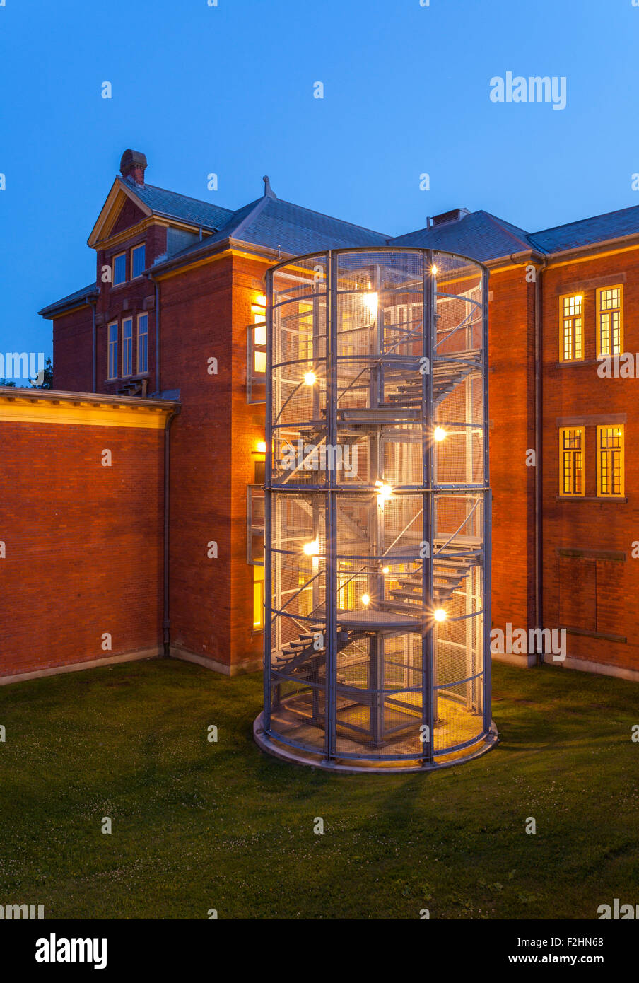 Fire Escape von Robert A Gordon Learning Centre "K Building" am Humber College Lakeshore Campus in der Abenddämmerung. Stockfoto