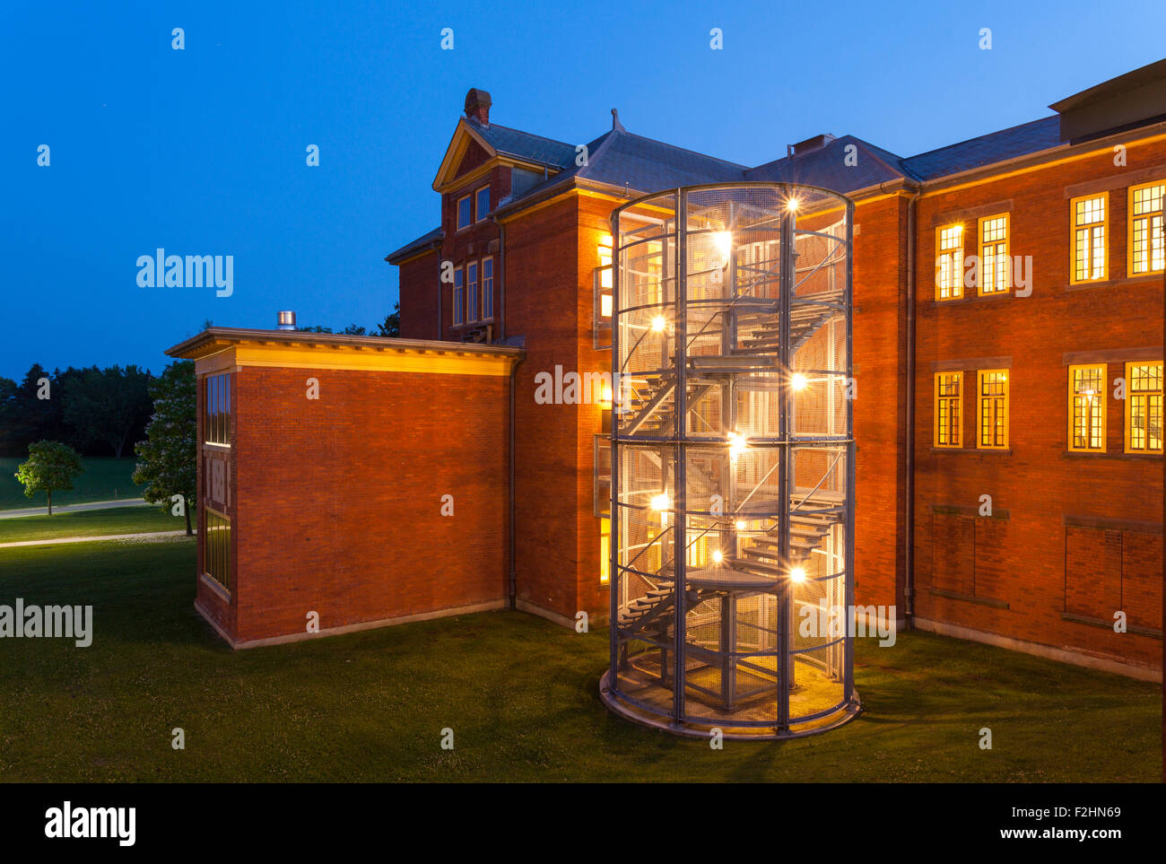 Fire Escape von Robert A Gordon Learning Centre "K Building" am Humber College Lakeshore Campus in der Abenddämmerung. Stockfoto